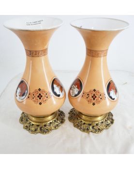 Paire de Vases en Opaline sur Support en Laiton
