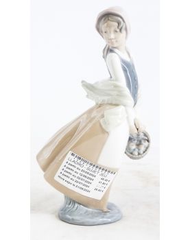 Subject in earthenware young girl to basket by LLADRO