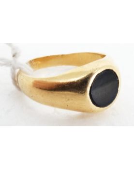 Small Signet Ring in 18K Gold and Onyx 5.63 Grams Raw