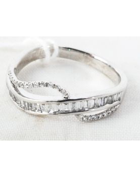 18K White Gold Ring with Small Baguette Diamonds Size 56 - 3.49 Grams Gross